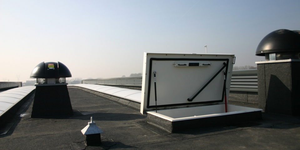 sancmscopy2502_flachdachausstiege industriegebäude.jpg